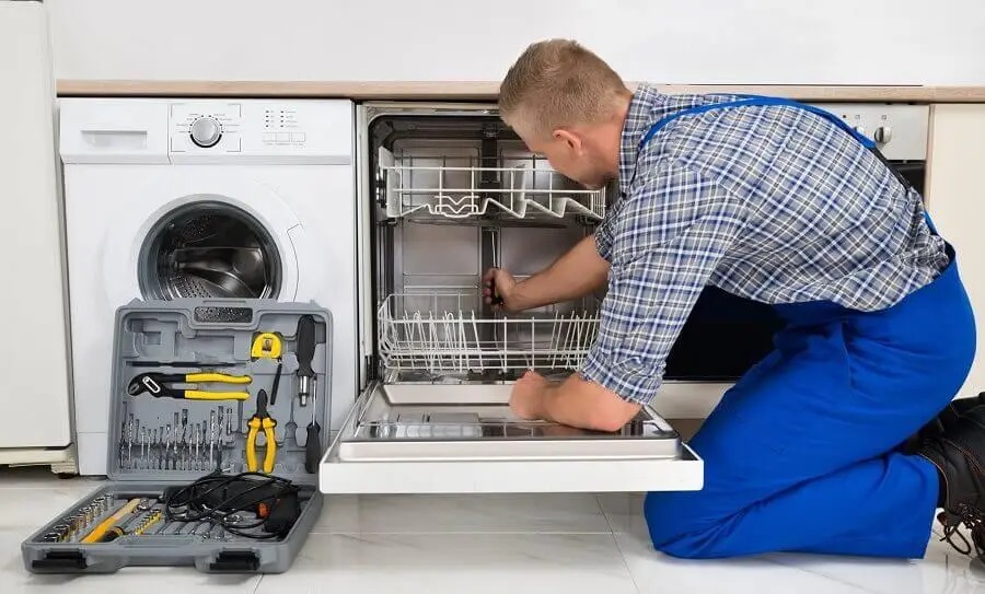 Karamürsel Hitachi servisi teknisyen ekibi beyaz eşya tamiri yaparken